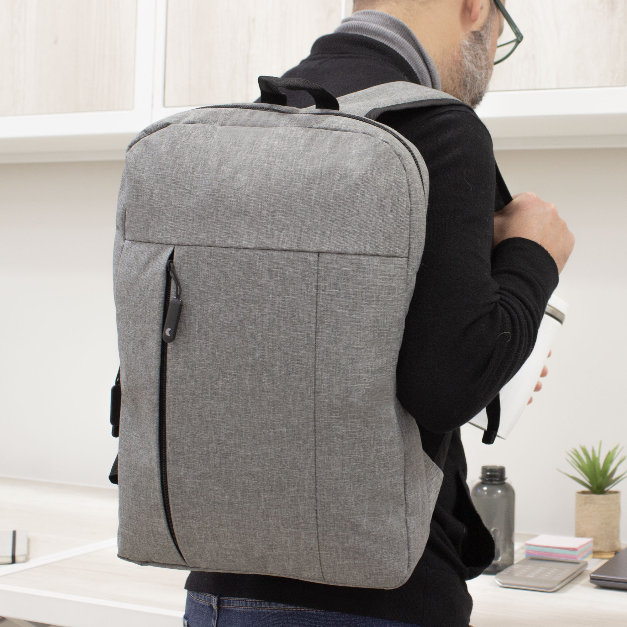 alt__promocional_publicitario_mochila_nomawalk_K6_gris_claro_contexto_1-1.jpg