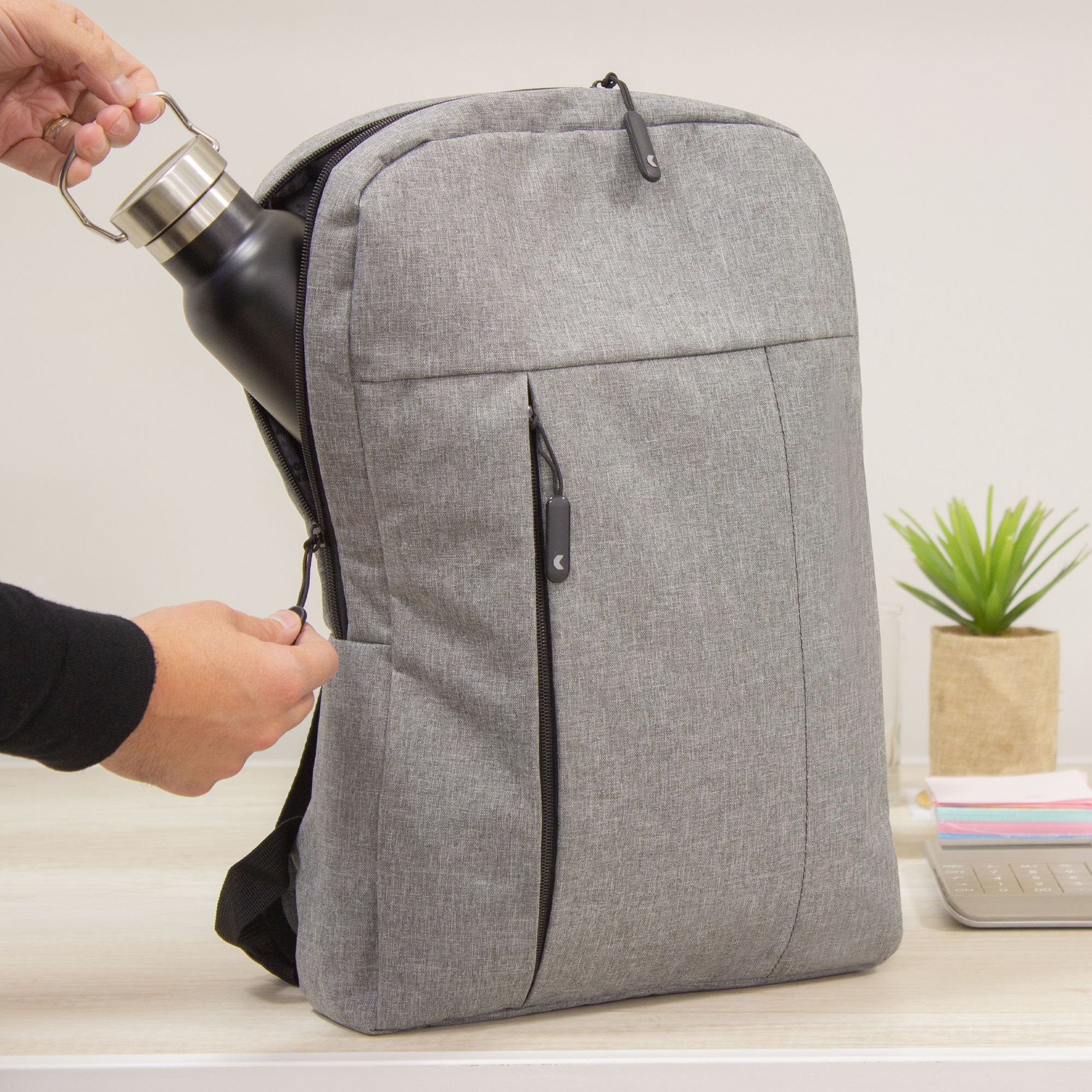 alt__promocional_publicitario_mochila_nomawalk_K6_gris_claro_contexto_2-1.jpg