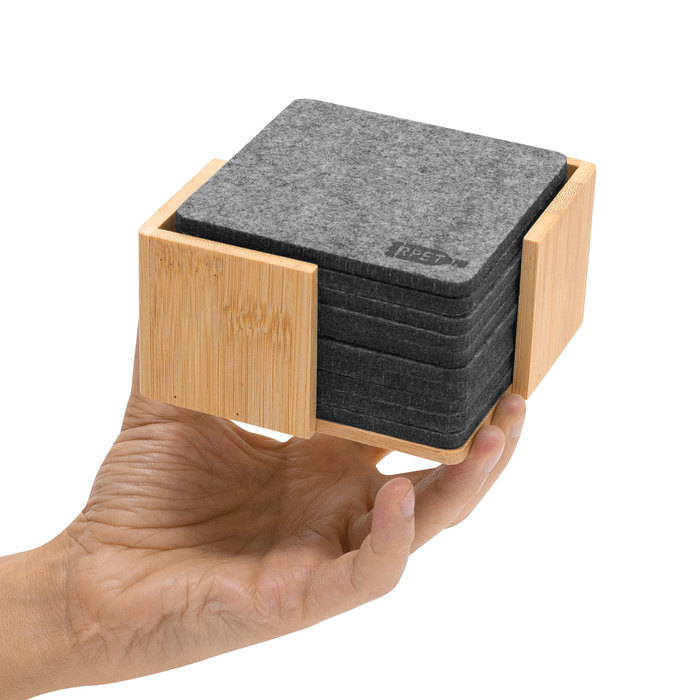 alt_promocional_publicitario_apoya-vasos-rpet-T883_mano-1-1.jpg