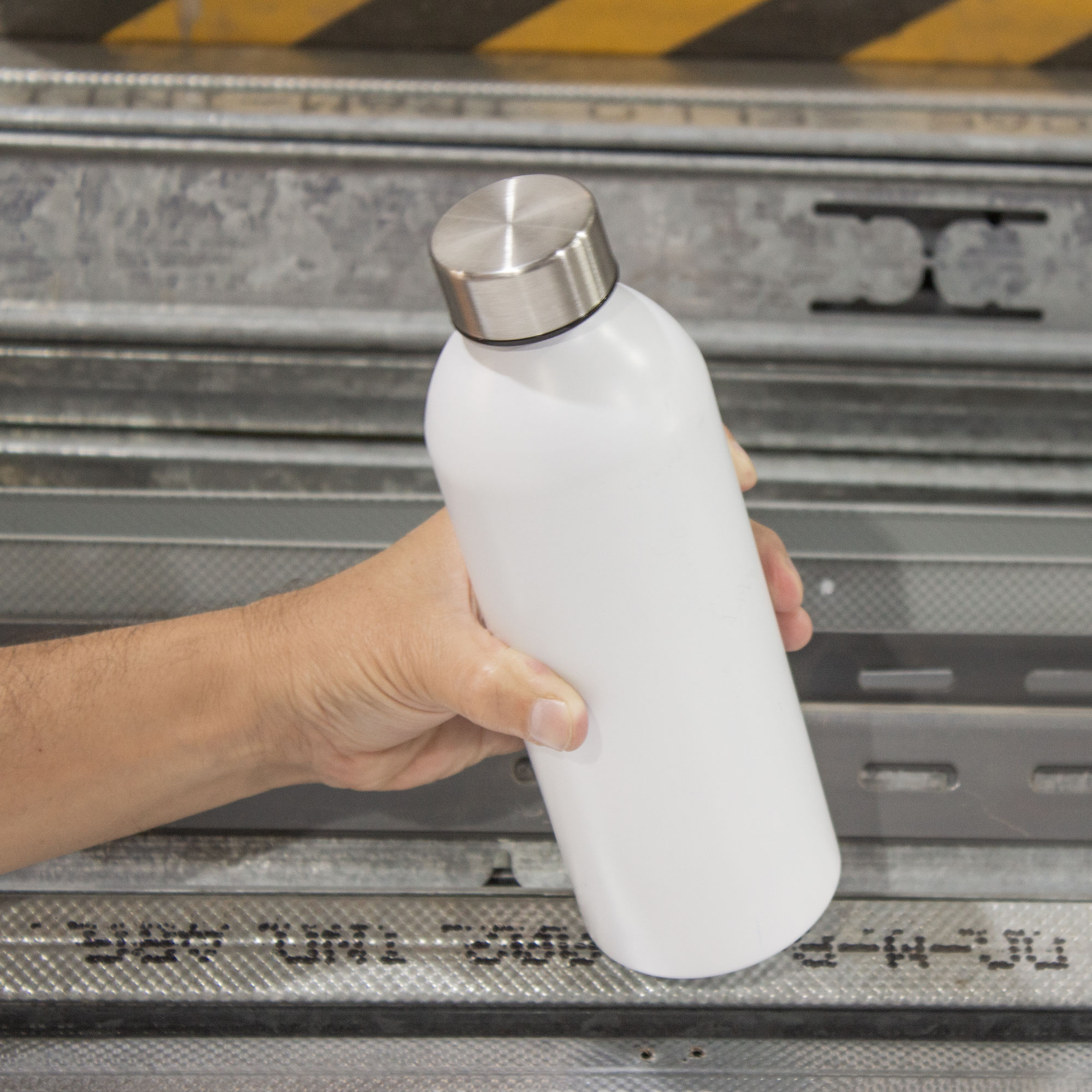 alt_promocional_publicitario_botella_T682_blanco_contexto-1.jpg
