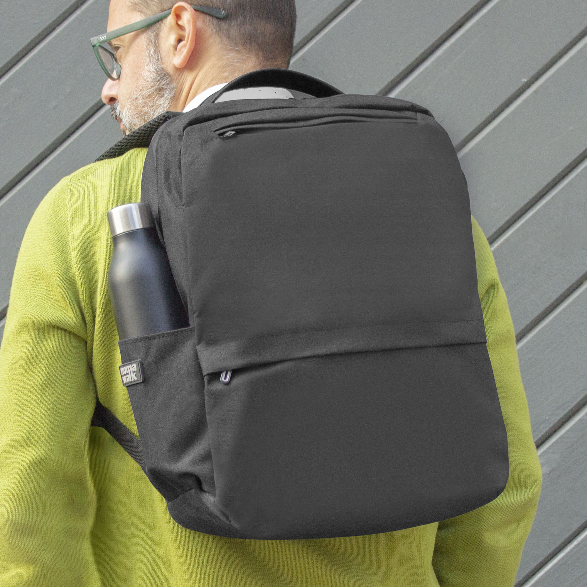 alt_promocional_publicitario_mochila_gris_K5_contexto1-1.jpg