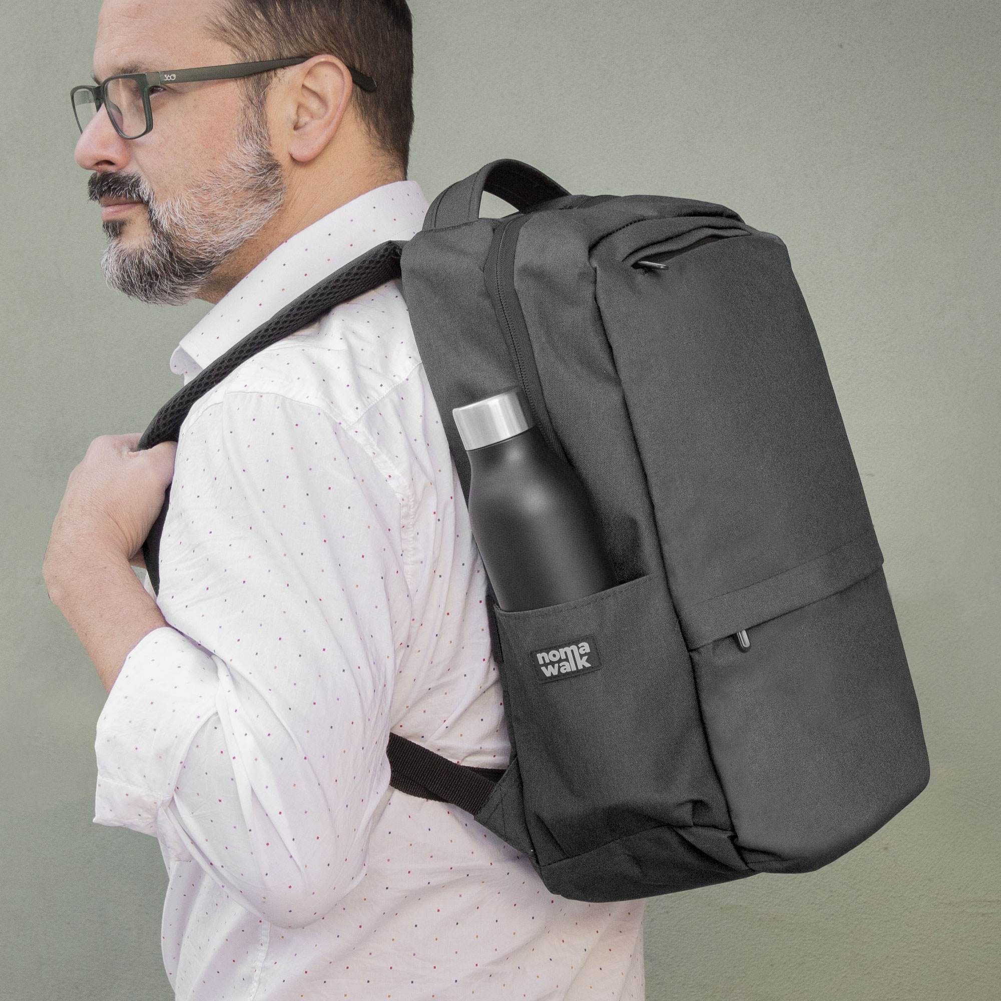 alt_promocional_publicitario_mochila_gris_K5_contexto3-1.jpg