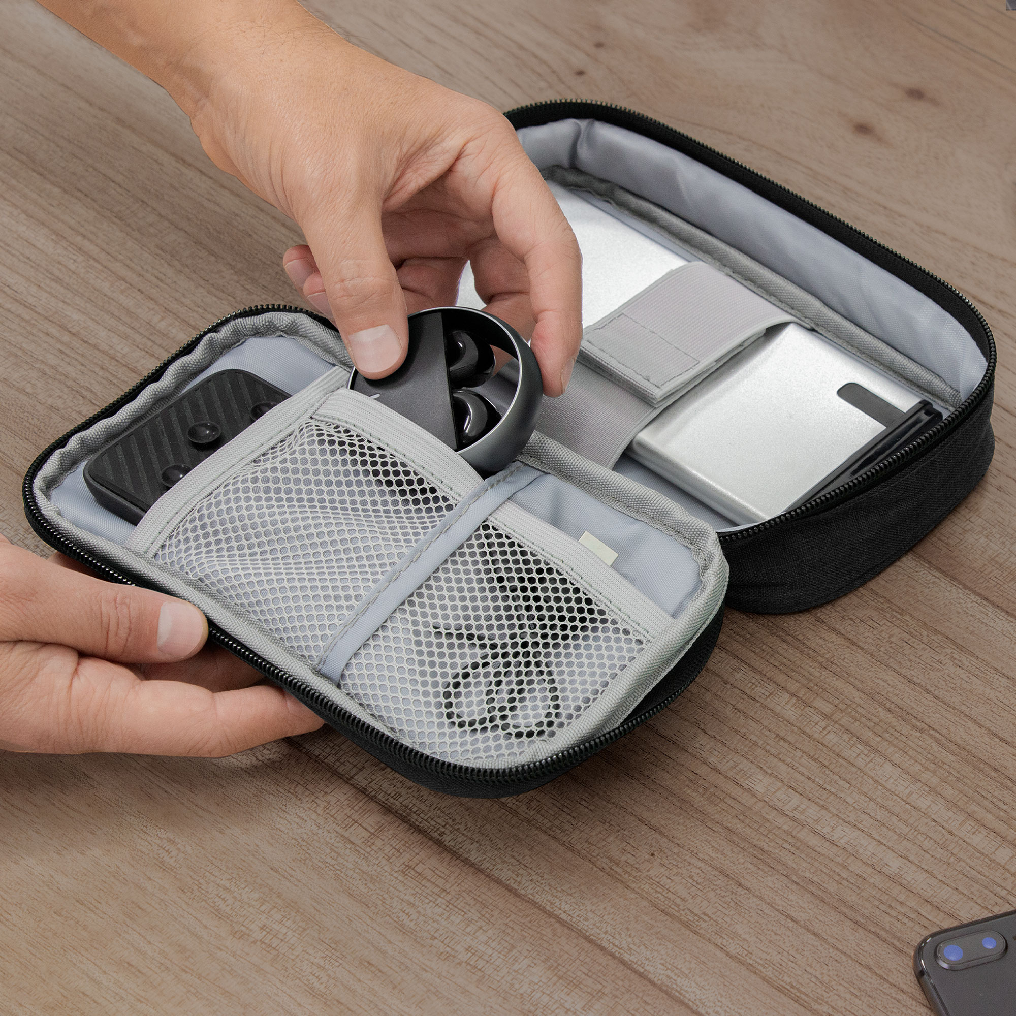 altpromocional_publicitario_Estuche-Tecno_EC765-gris-OSCUROl-Contexto-1.jpg