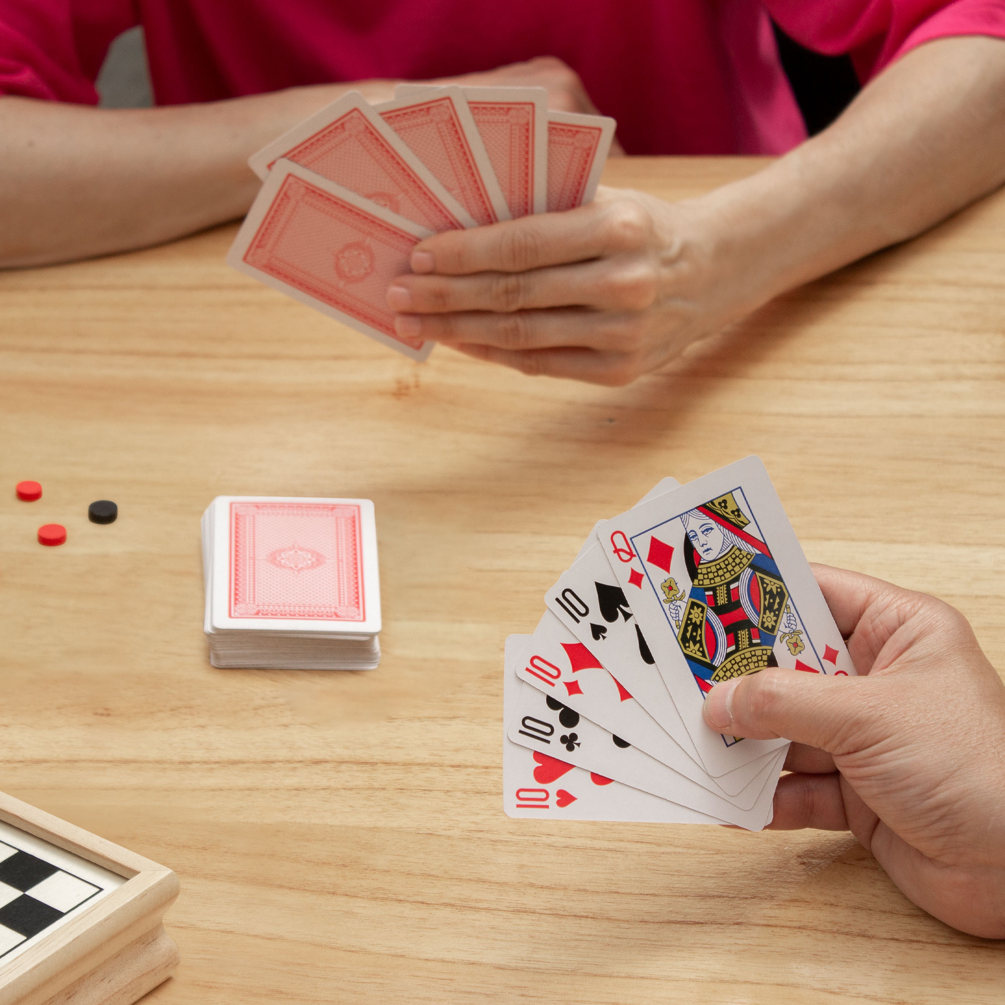 altpromocional_publicitario_Juego-CartasDados_EN20_contexto-Cartas-1.jpg