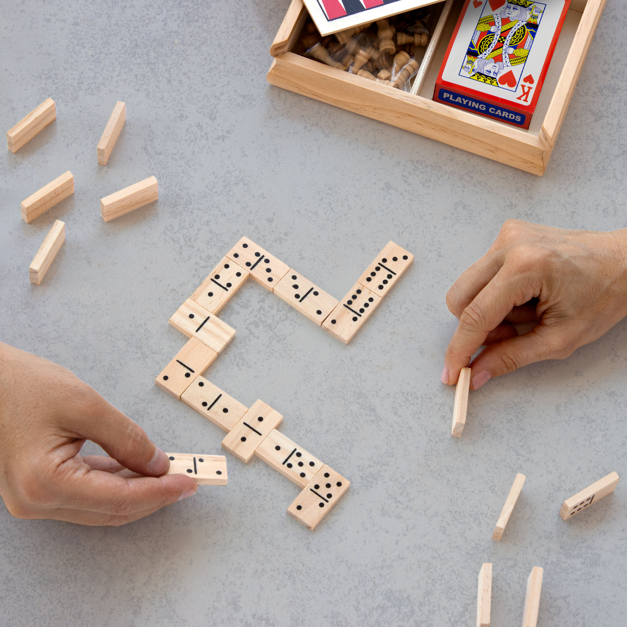 altpromocional_publicitario_Juego-CartasDados_EN20_contexto-domino-1.jpg