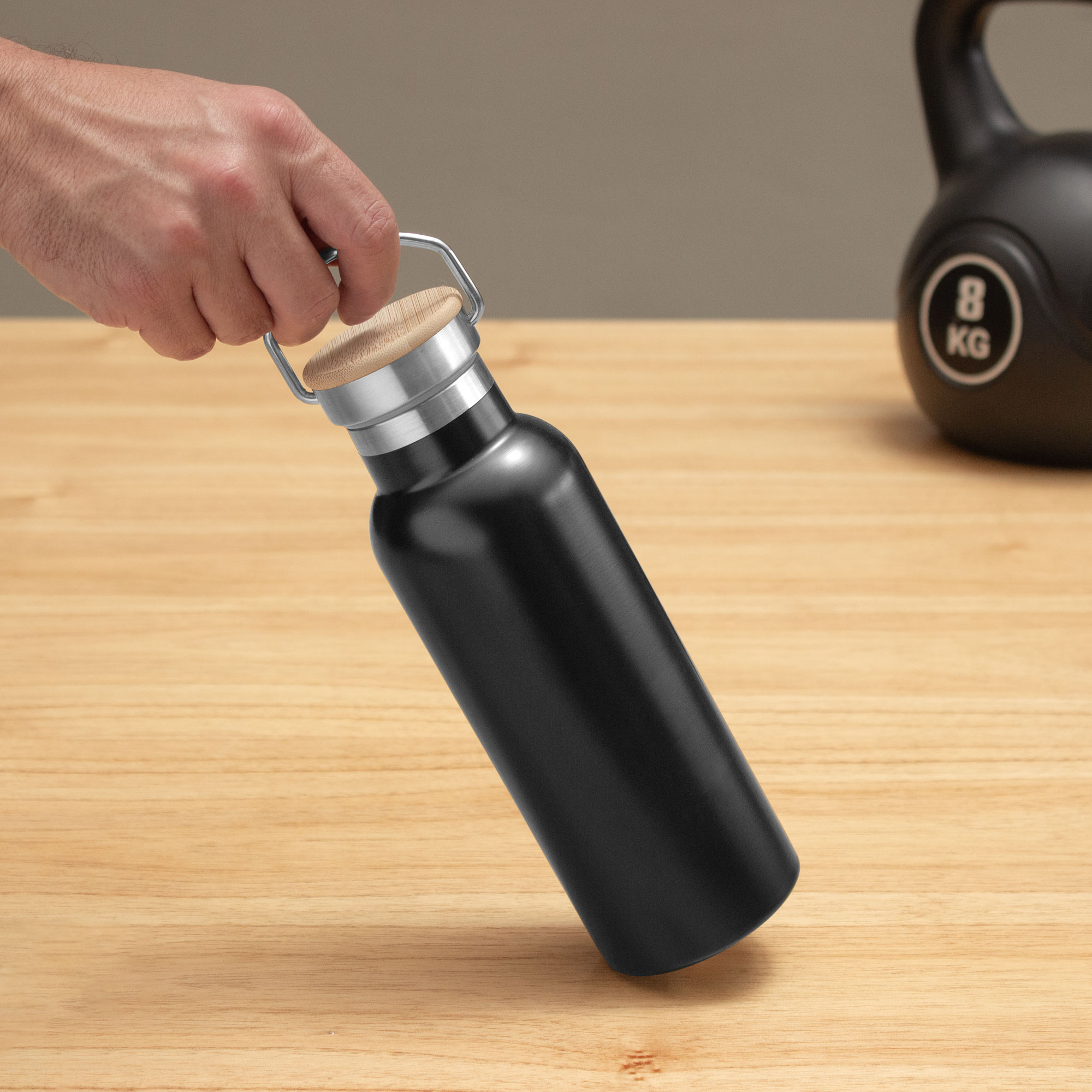altpromocional_publicitario_botella-Termica-T679_negro-1-contexto-1.jpg