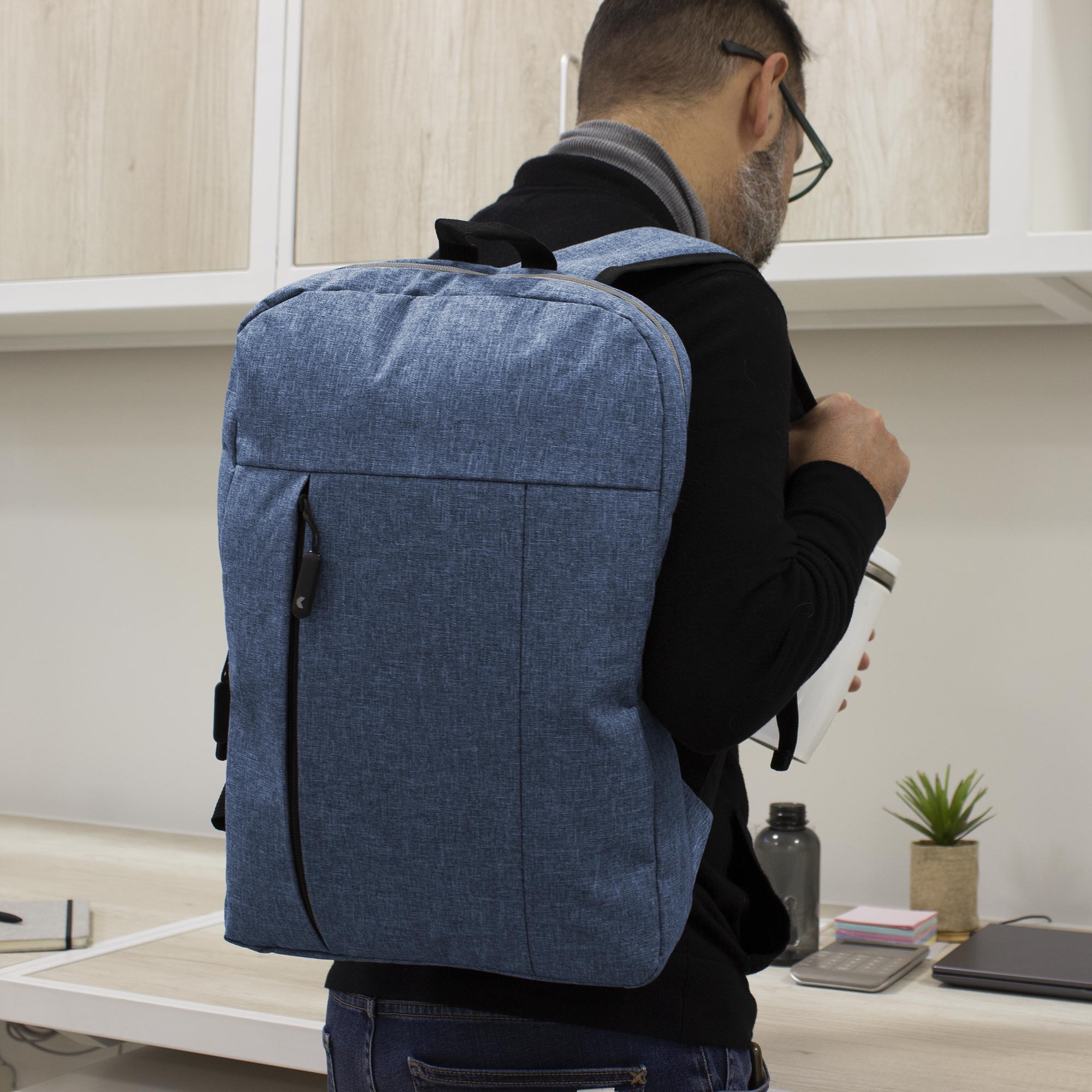 altpromocional_publicitario_mochila_nomawalk_K6_azul_contexto-1.jpg
