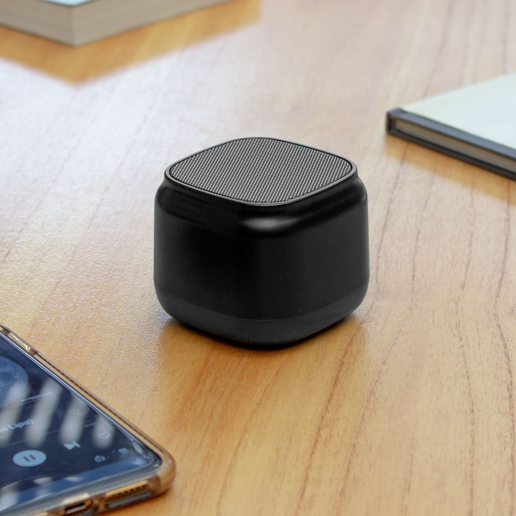 altpromocional_publicitario_parlante_Bluetooth_EC755_contexto_negro-1.jpg Bocina Bluetooth Surround Negro (EC755)