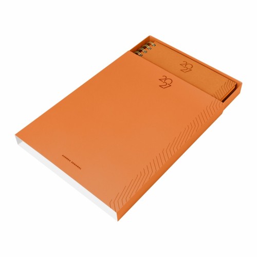 AGTS-027-O_3 Semanal Agenda Semanal Terra 2027 Naranja AGTS 027 O Naranja (AGTS027O – curpiel agenda / metal y plastico boligrafo – articulo promocional)